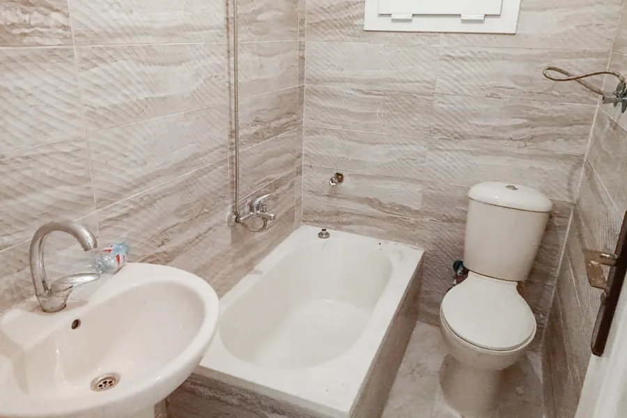 شقة للبيع 80م سيدي جابر الشيخ (علي الترام مباشرة) تصلح عيادة