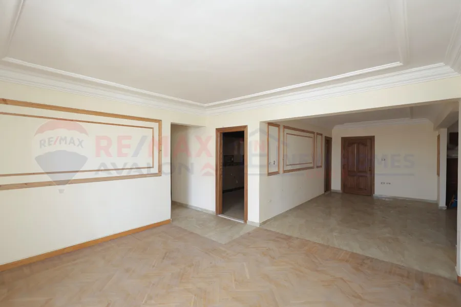 شقة للبيع 300 م زيزينيا ( خطوات من البحر امام قصر الصفا )