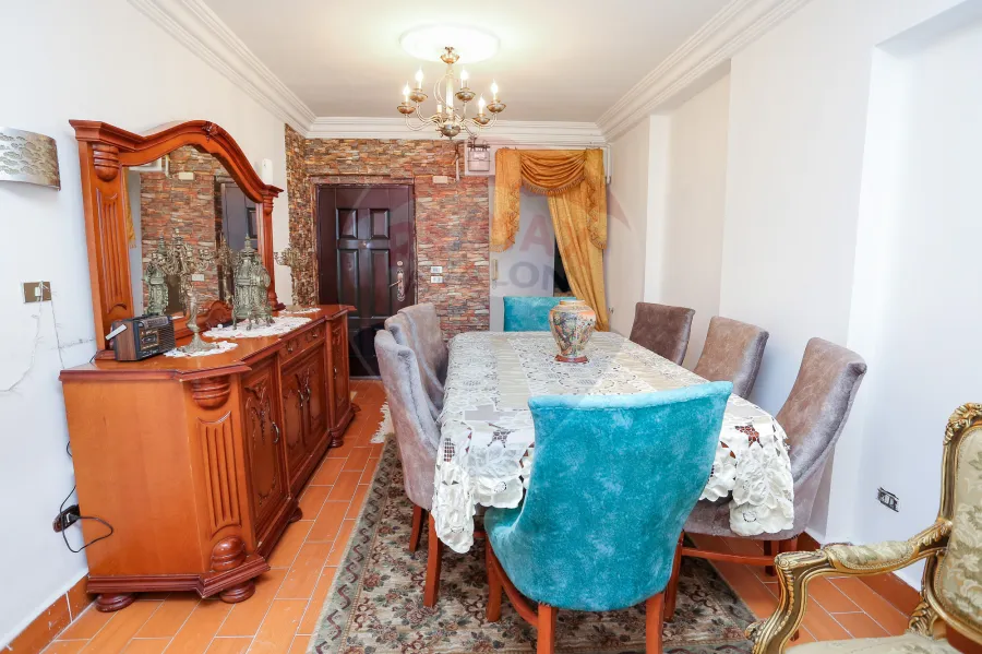 شقه للبيع 125 م كامب شيزار (خطوات من الترام وكلية الهندسة)