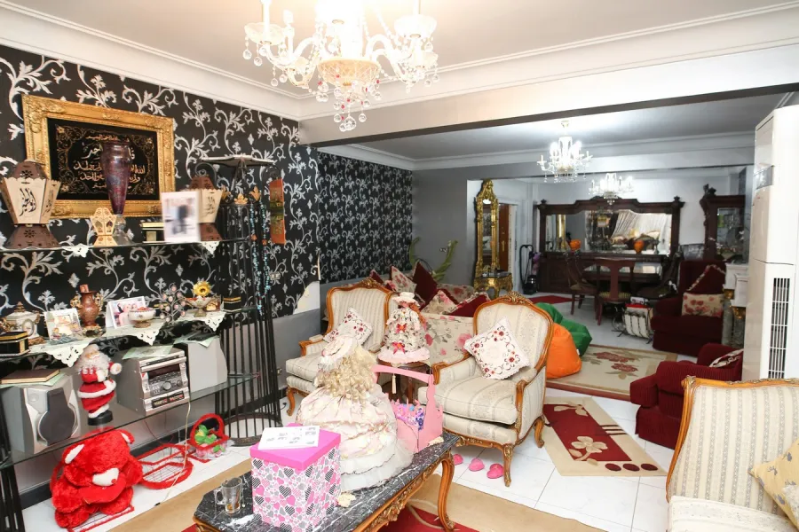 Apartment For Sale 190m Gleem (El-Ezaa St.- Steps From Abou Keir St.)