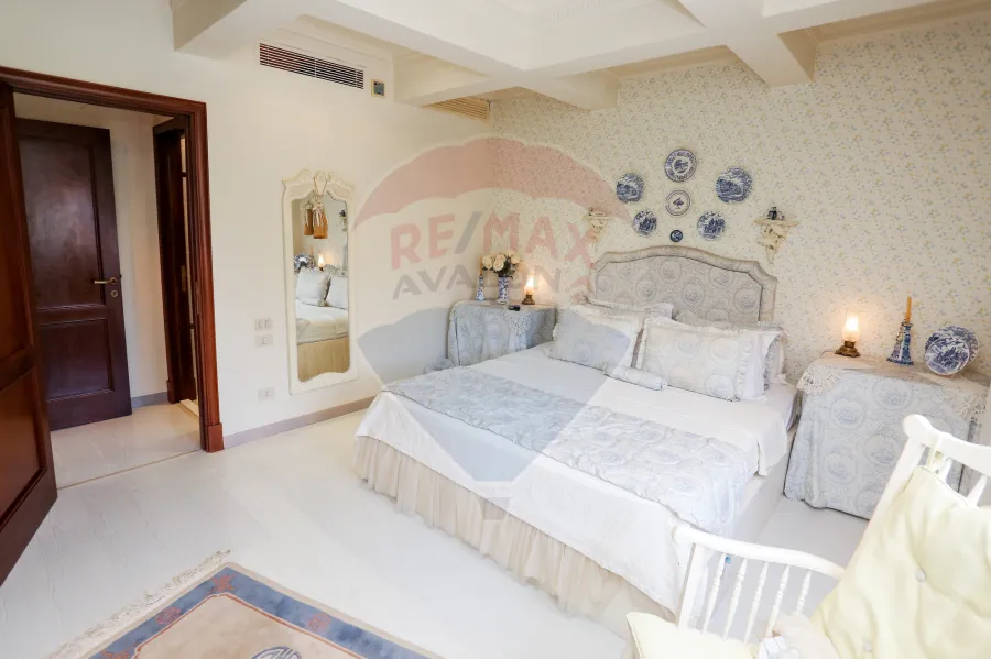 فيلا للبيع 330 م ( كومباوند ميروزا ) - بجوار كارفور سيتي سنتر