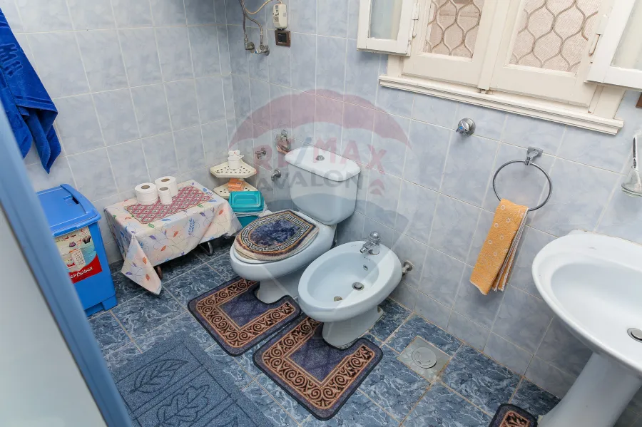 (شقة للبيع 250 م رشدي (على الترام مباشرة