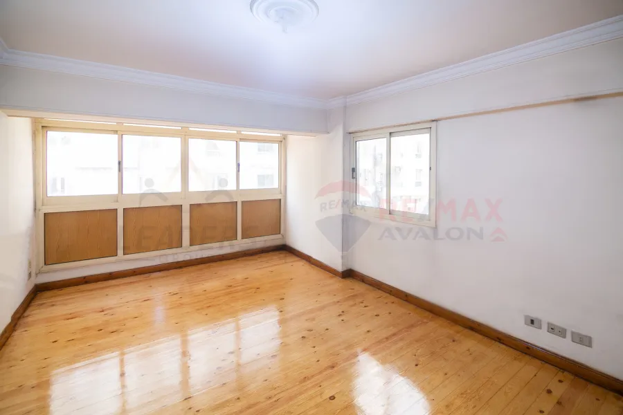 شقة للبيع 250 م لوران (ش أبوقير)