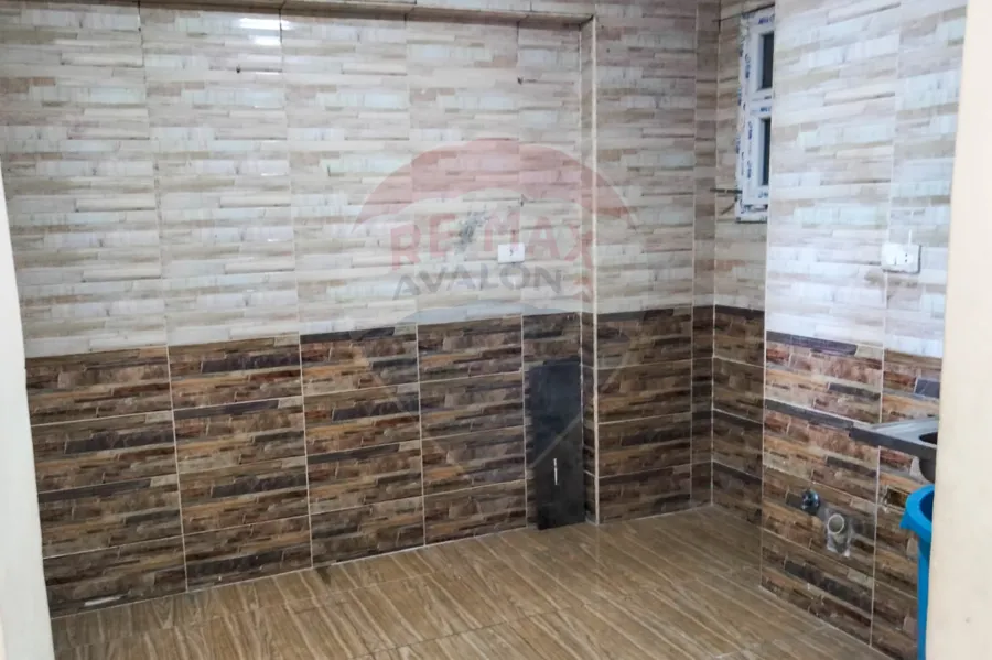 شقه للايجار145 م كامب شيزار (علي البحر مباشرة)