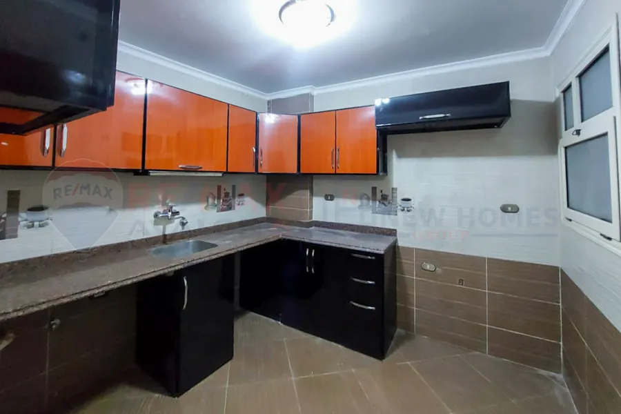 شقة للايجار 150 م كفر عبده (خطوات من ش ابو قير)