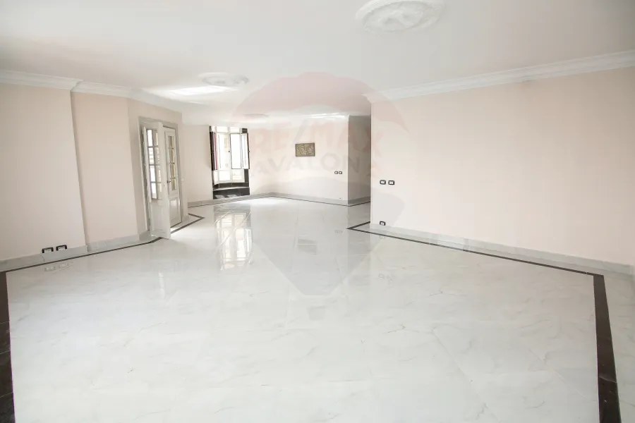 شقة للبيع 210 م سموحة ( ش ادمون فريمون ) - أول سكن