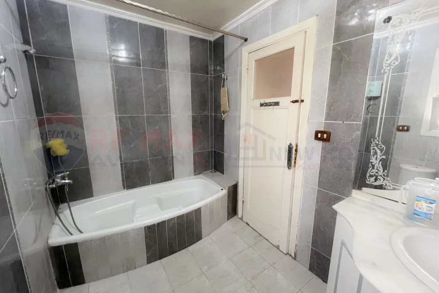 شقة للبيع 165 م رشدي (علي الترام مباشرة)