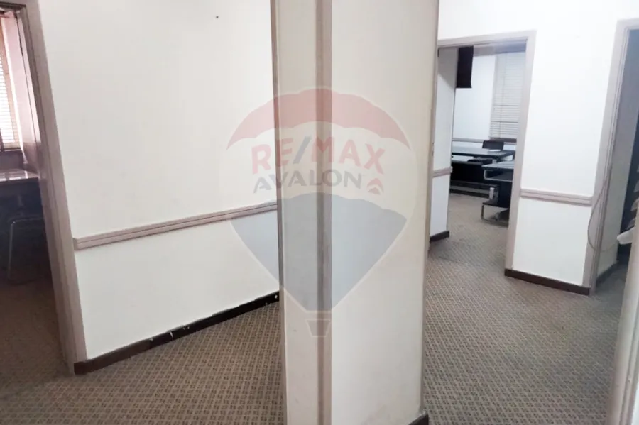 مكتب للايجار 125 م محطة الرمل (تاني نمرة من شارع صفيه زغلول - الباب رقم ڤ5)