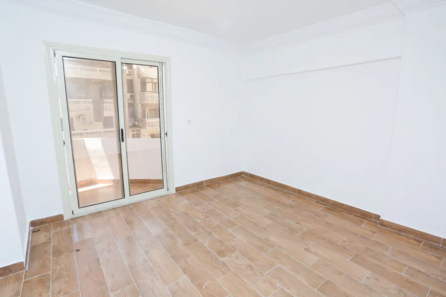 شقة مسجلة شهر عقاري للبيع 135م - جليم (ش ابو قير مباشرة)