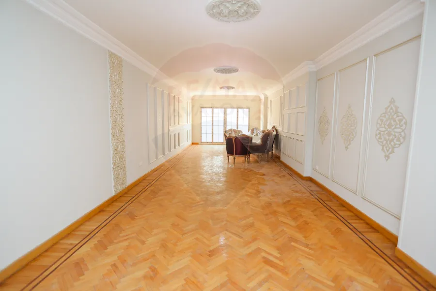 شقة للايجار 195 م رشدي (علي الترام مباشرة)