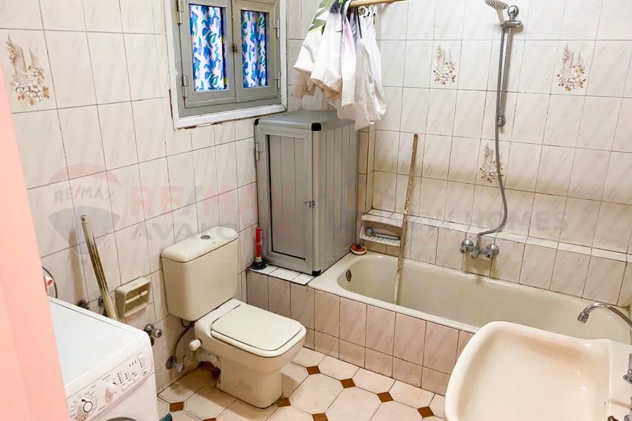 شقة للايجار السنوى المفروش 140 م سموحة (ش مصطفي كامل )