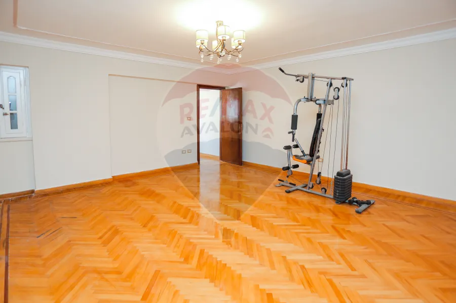 شقة للبيع 500 م  زيزينيا ( 3 نمرة من البحر - خطوات من قصر المجوهرات)