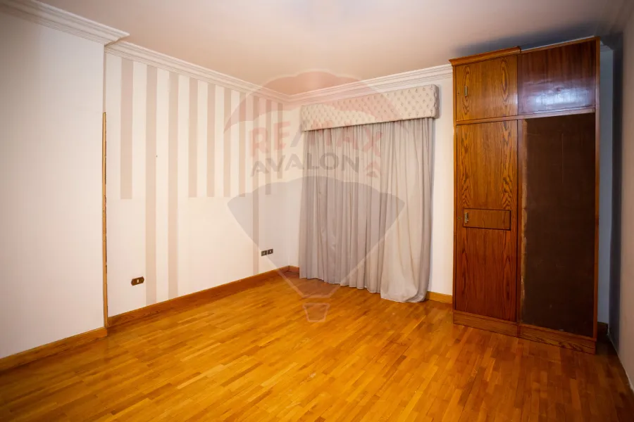 شقة للبيع 305 م كفر عبده (بجوار British Council) -