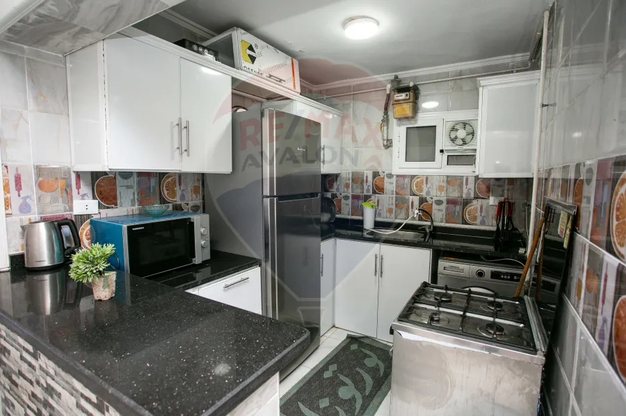 شقة للبيع 130 م لوران (علي البحر مباشرة)