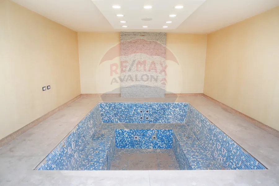 شقه للبيع 235 م سموحة (شارع فوزي معاذ الرئيسى)