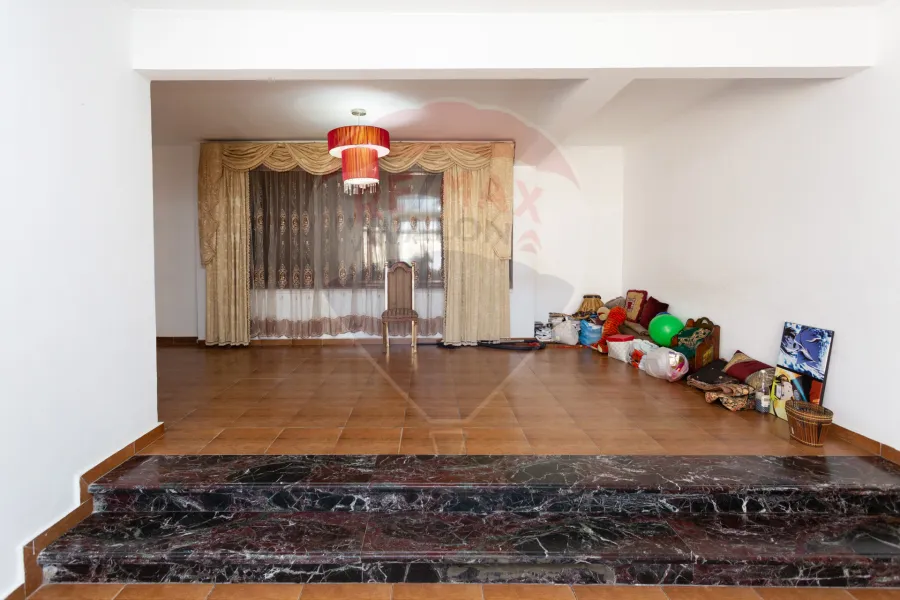 مقر اداري للإيجار 200 م محطة الرمل (بالقرب من البحر)