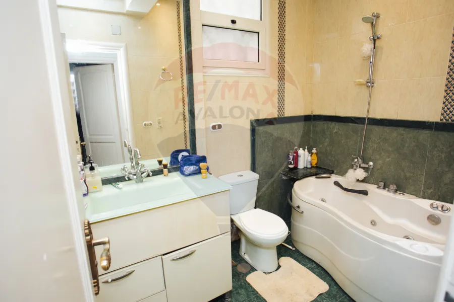 شقة للبيع 243 م سموحة (ش بهاء الدين الغتوري)