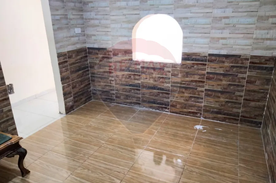 شقه للايجار145 م كامب شيزار (علي البحر مباشرة)