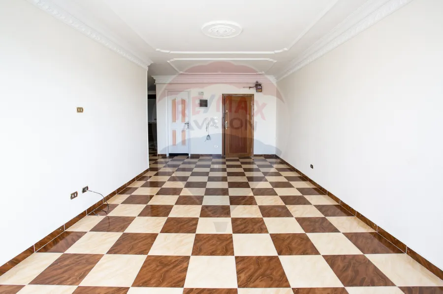 شقة للإيجار 200 م سموحة ( كوبرى 14 مايو- فيو مفتوح على نادى سموحة)