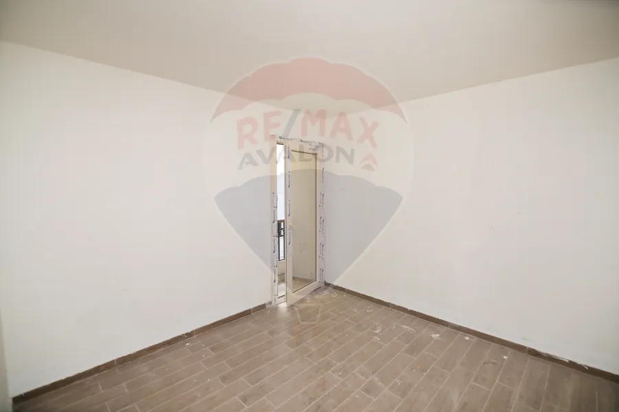 شقة للبيع 171 م كومباوند فالوري سموحة ( ش النقل والهندسة )