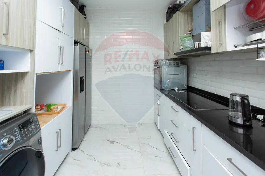 شقة للبيع 235 م ستانلي (علي البحر مباشرة - عمارة براند)