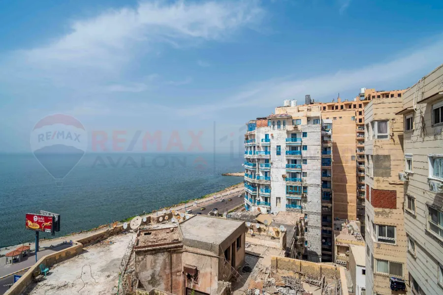 شقة للبيع 310 م  كامب شيزار (على البحر مباشرة)