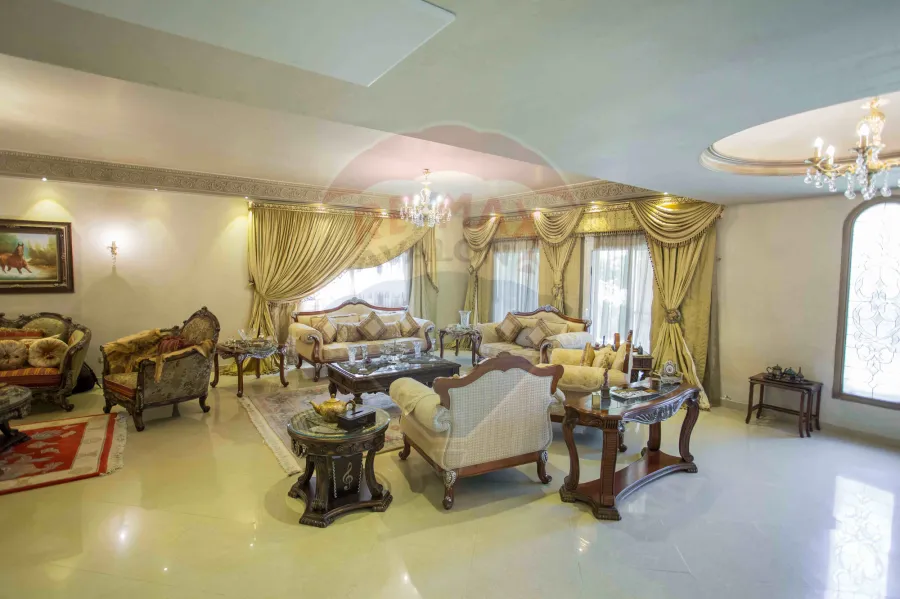 فيلا تريبلكس مفروشة للايجار475 م محرم بك (كومباوند ميروزا بجوار كارفور)