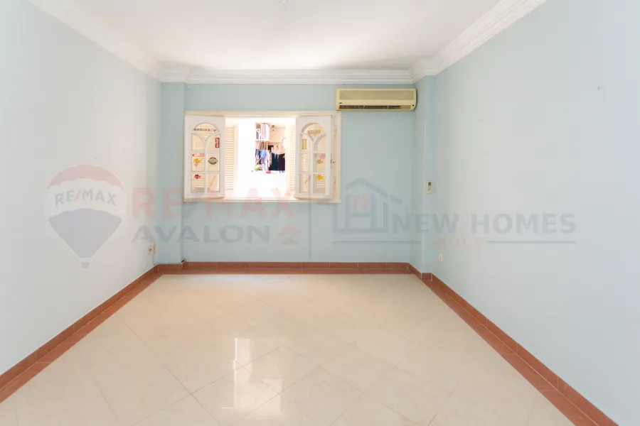 شقة للبيع 330 م  لوران (متفرع من ش الاقبال)