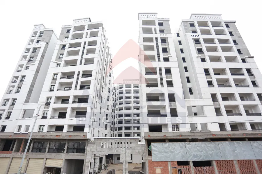 شقة للبيع 170 م سموحة (كومباوند ايست تاورز - ش الرياده واجهه امامية )