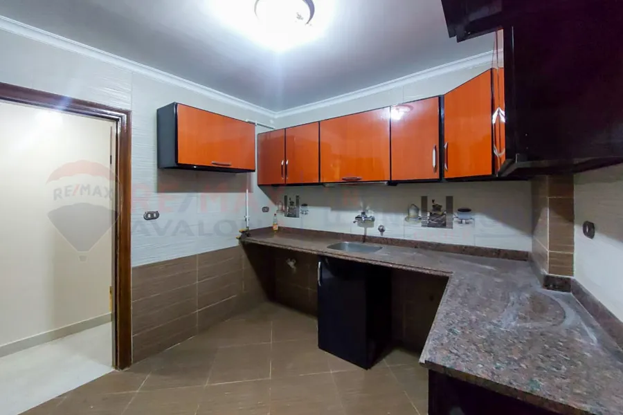 شقة للايجار 150 م كفر عبده (خطوات من ش ابو قير)