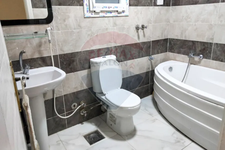 شقه للايجار145 م كامب شيزار (علي البحر مباشرة)