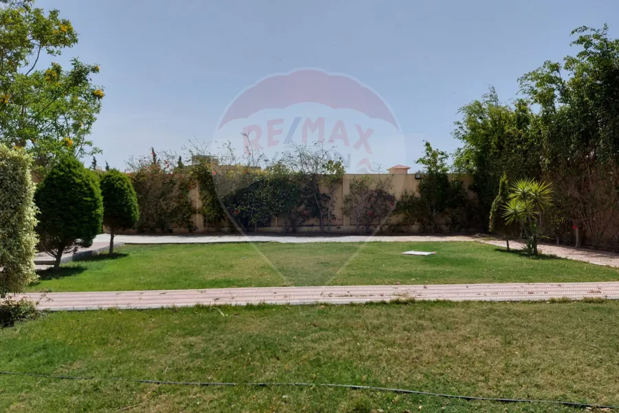 Standalone villa for sale 900 m King Mariout (El Kafoury St.)