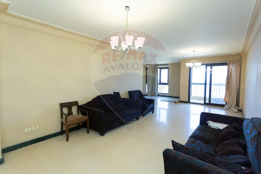 شقة للبيع 175 م السرايا (علي البحر مباشرة)