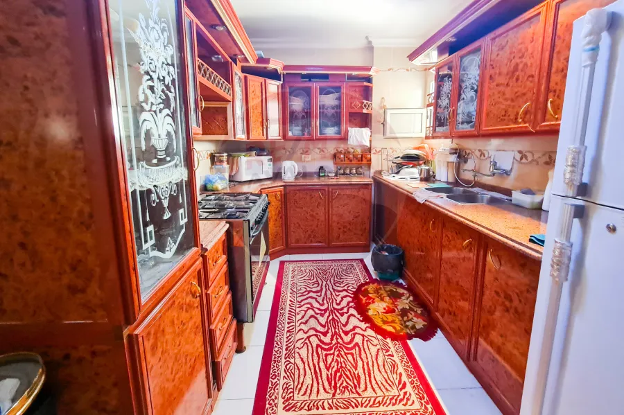 شقة للايجار 145 م كامب شيزار (خطوات من البحر)