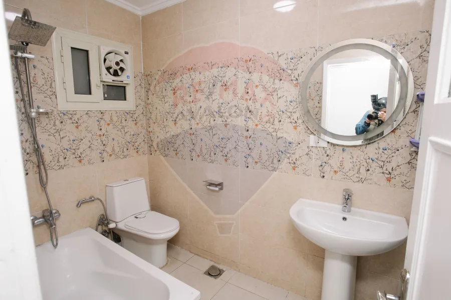 شقة للبيع 130 م لوران (علي البحر مباشرة)