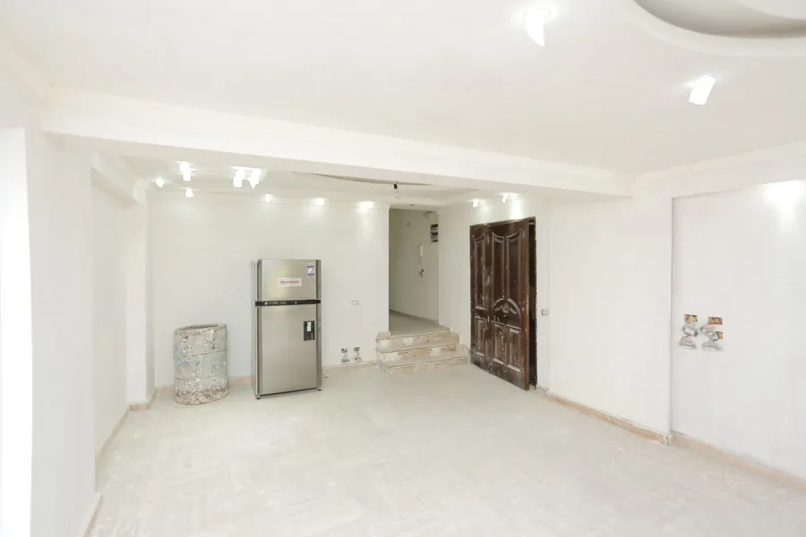 شقة للبيع 290م ثروت -خطوات من البحر وش أبو قير