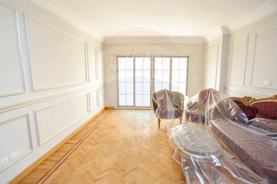 شقة للايجار 195 م رشدي (علي الترام مباشرة)