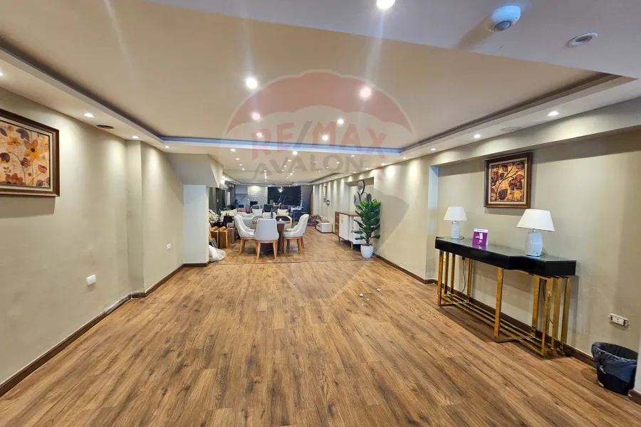 محل + صندرة للبيع 550 م  الإبراهيمية (على البحر مباشرة)