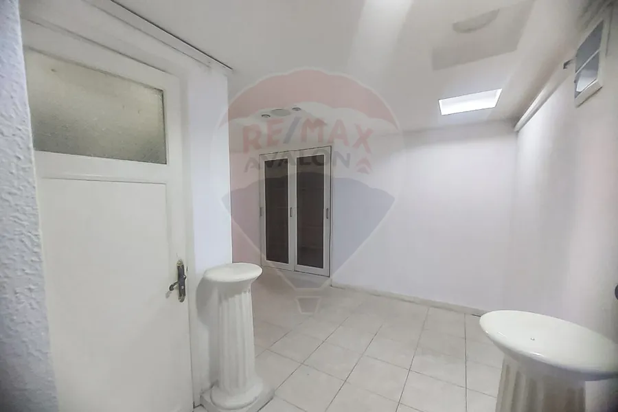 Adminstrative unit for rent 200m Louran (Al aqbal main st- steps from abu qer st)