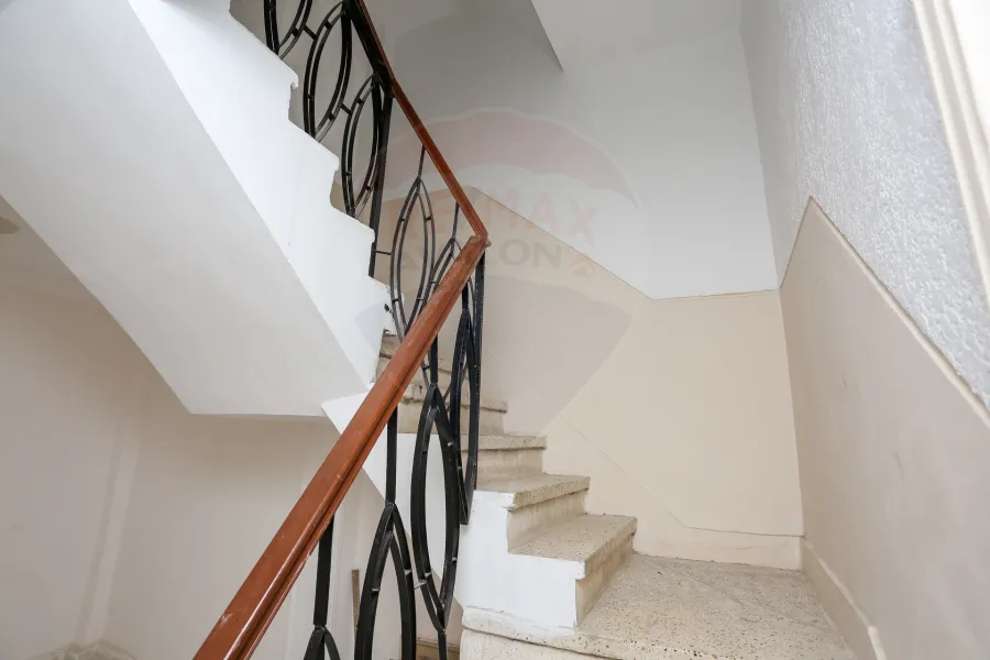 فيلا للبيع 250 م سموحة (ش مصطفي كامل)