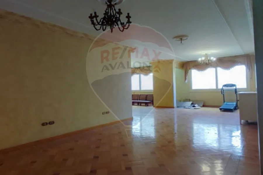 Apartment for sale 230 m Gleem (Moustafa fahmy st. next to elshrouk hospital)