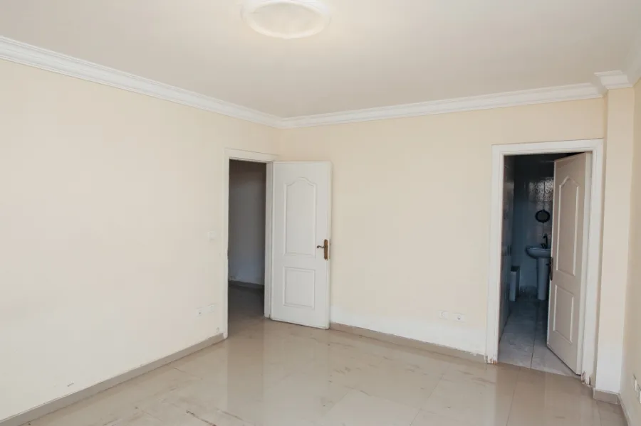 شقة للإيجار 210م لوران - ش شعرواي - خطوات من الترام