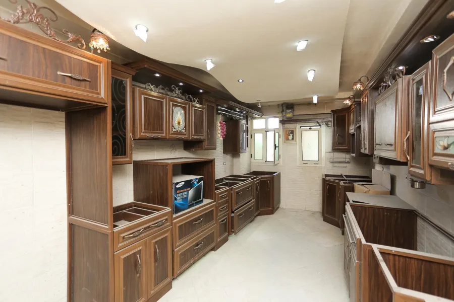 شقة للبيع 290م ثروت -خطوات من البحر وش أبو قير