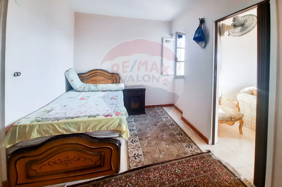 شقة للايجار 105 م رشدي (علي الترام مباشرة - خطوات من ش سوريا)