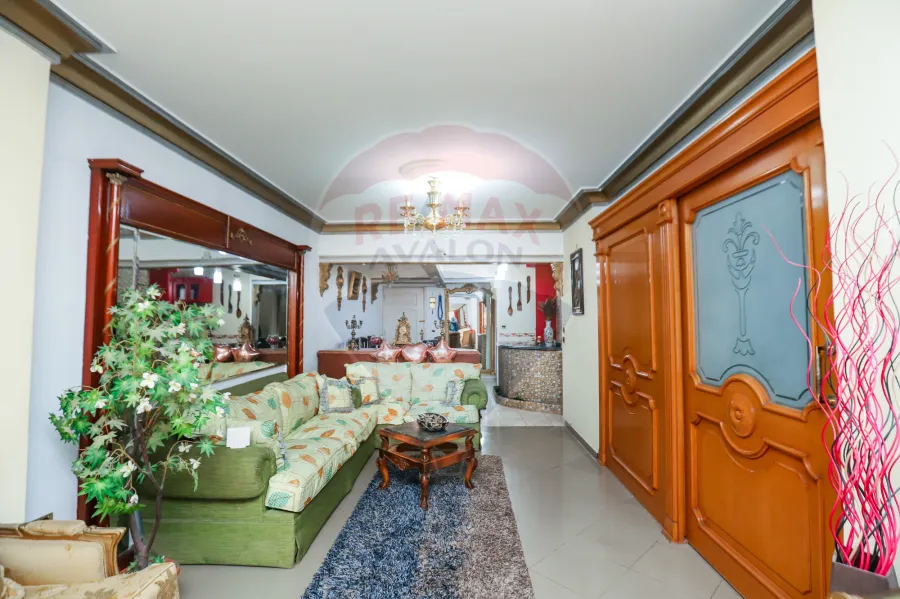 شقة للبيع 155 م سبورتنج ( تاني نمرة من شارع ابوقير - تطل علي نادي سبورتنج )