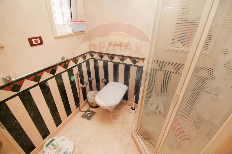 شقة للإيجار 300 م لوران (على البحر مباشرة)