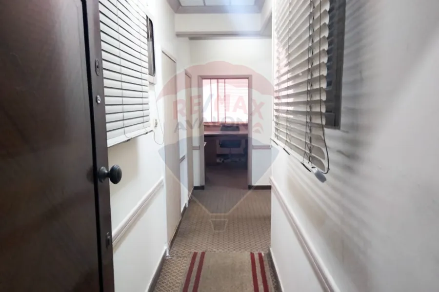 مكتب للايجار 125 م محطة الرمل (تاني نمرة من شارع صفيه زغلول - الباب رقم ڤ5)