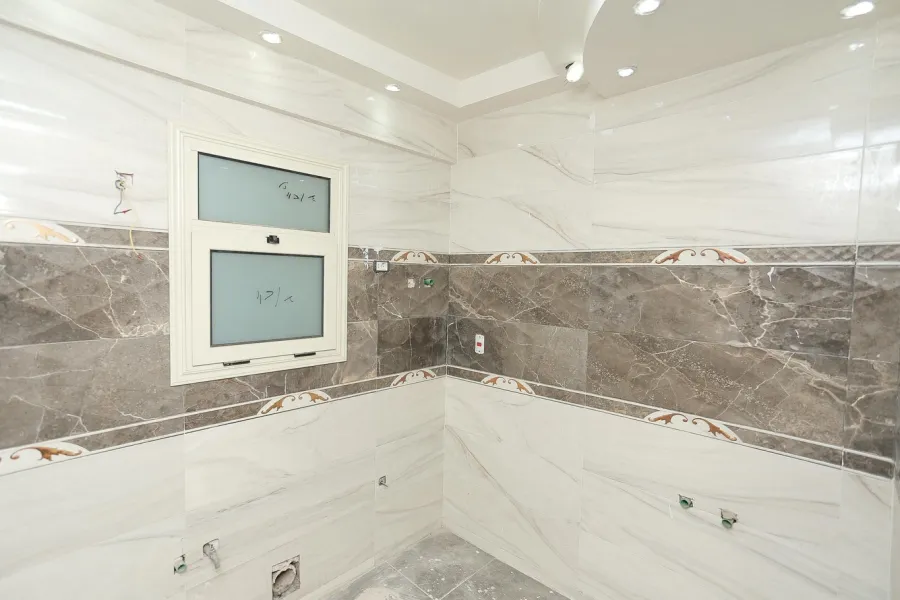 شقة للبيع 290م ثروت -خطوات من البحر وش أبو قير