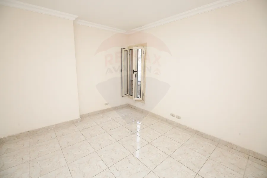 شقة للبيع 200 م محرم بك ( عمارة الجهاز المركزى للمحاسبات شارع قناة السويس الرئيسي مباشرة-  بجوار كمبوند محرم باشا)