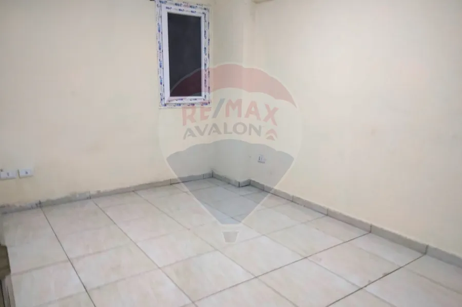 شقه للايجار145 م كامب شيزار (علي البحر مباشرة)